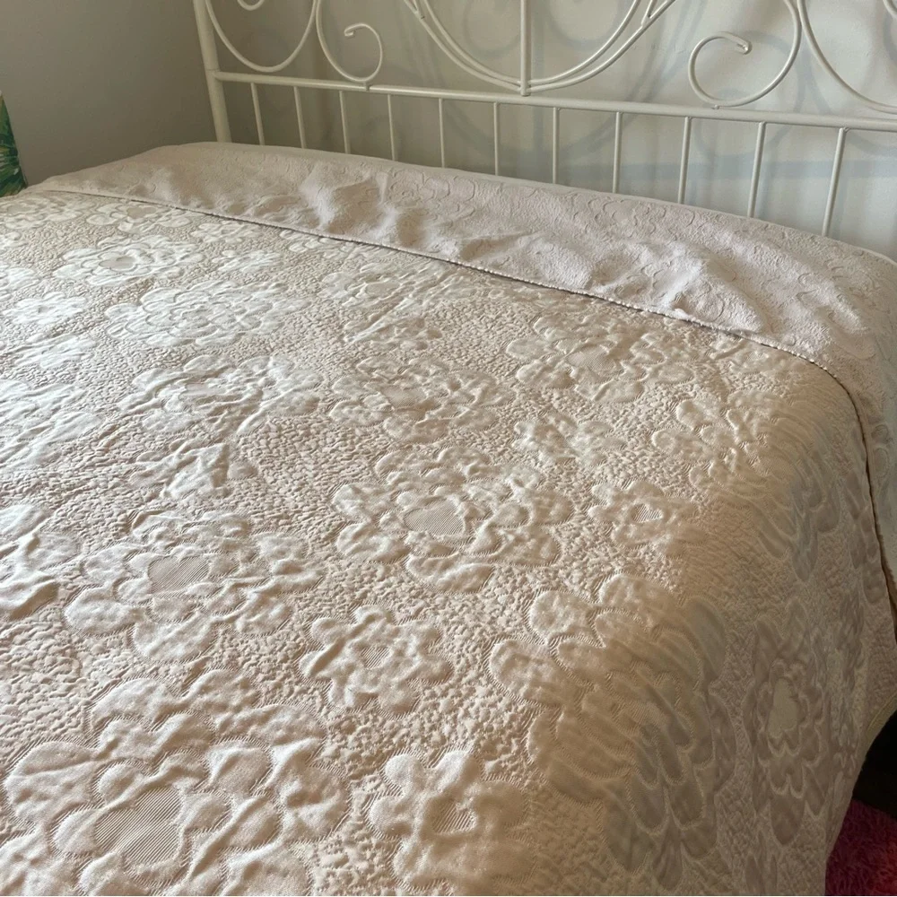 Vintage Cottagecore cream, color, quilted bedspread Approximately 92” X 94”